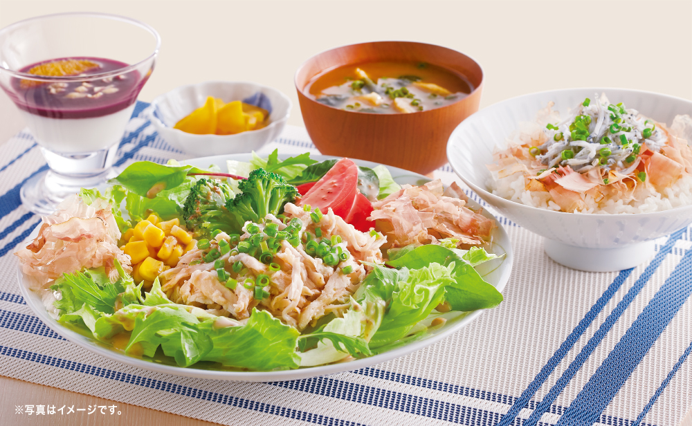 蒸し鶏のゴマだれサラダと釜揚げしらす丼