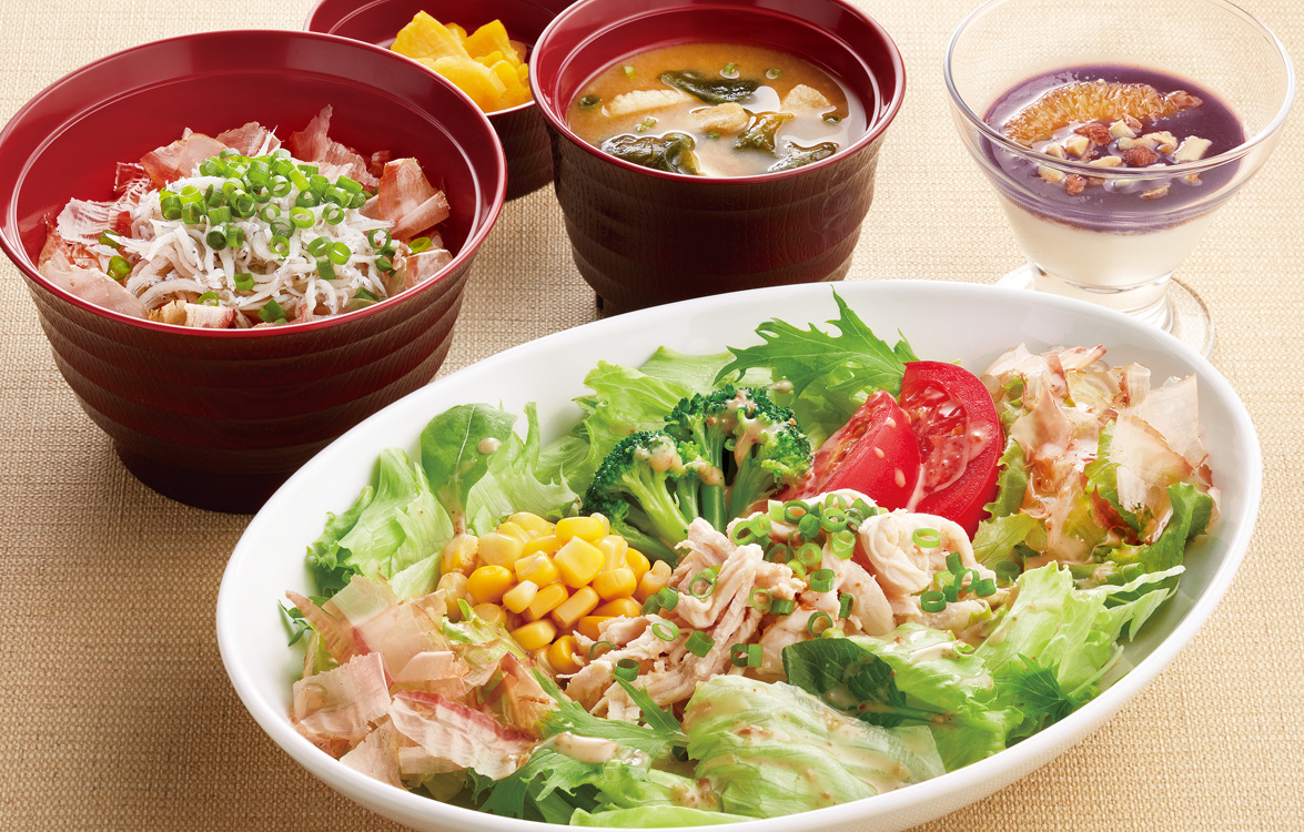 蒸し鶏のゴマだれサラダと釜揚げしらす丼