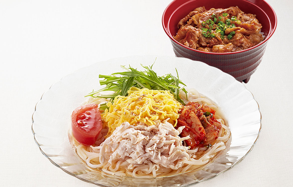 蒸し鶏の盛岡冷麺とコチジャン焼肉丼