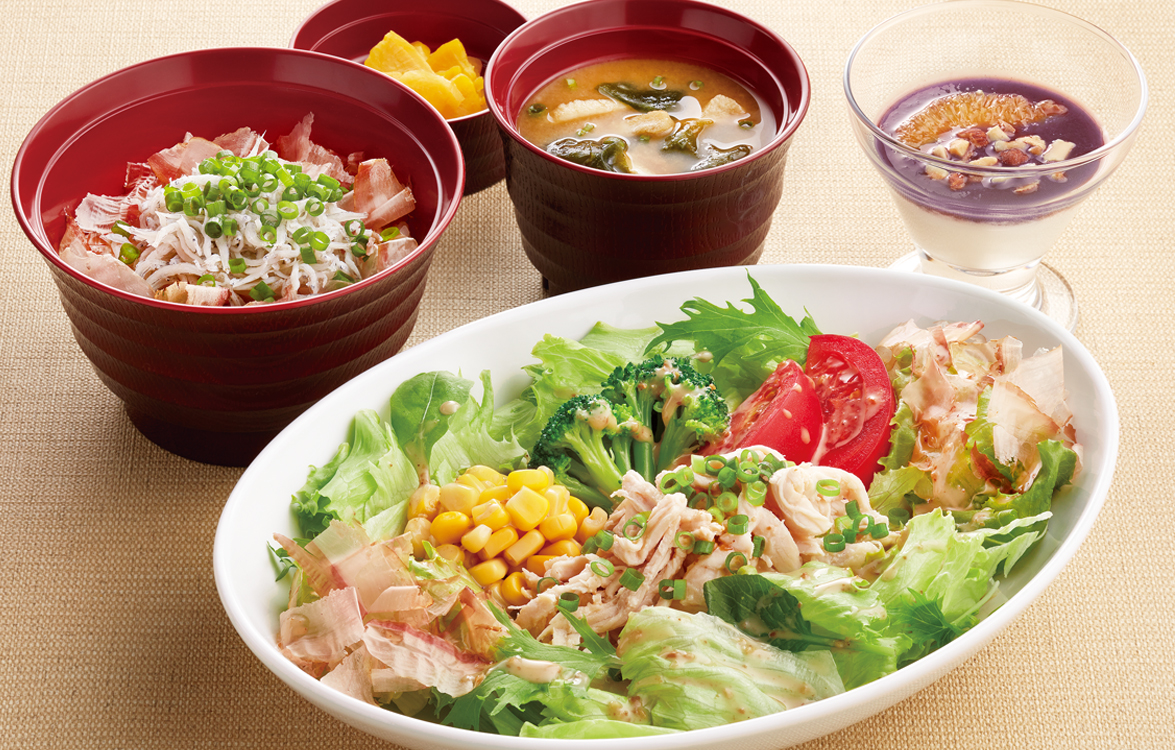蒸し鶏のゴマだれサラダと釜揚げしらす丼