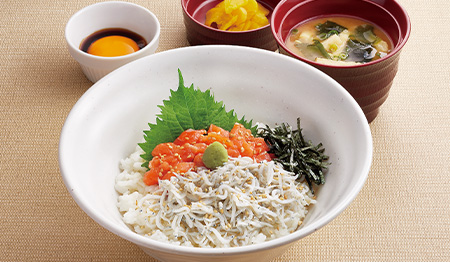 出汁香る月見だれのサーモンと釜揚げしらす丼