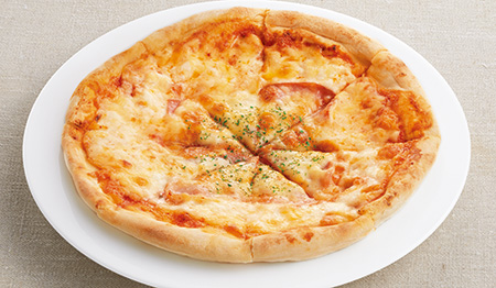 たっぷり3種チーズと旨みベーコンのクリーミーピザ