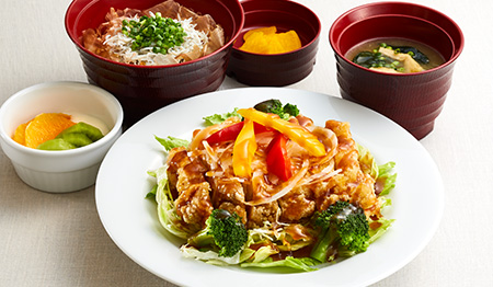 野菜たっぷりチキンの⻯⽥揚げと釜揚げしらす丼