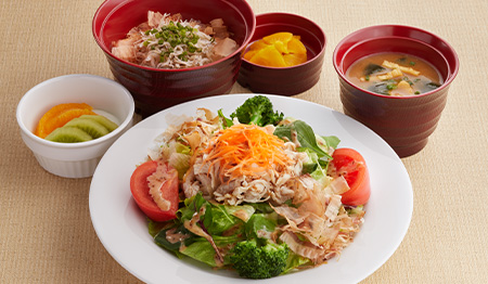 蒸し鶏のゴマだれサラダと釜揚げしらす丼