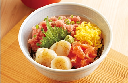 北海道産ホタテとねぎトロのサーモン丼(お吸い物・漬物付)